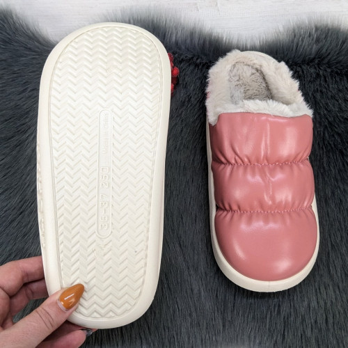 Тапочки чуни женские закрытые Fashion пудровые эко-кожа на меху 4200