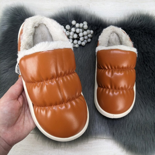 Тапочки чуни женские закрытые Fashion коричневые эко-кожа на меху 4200