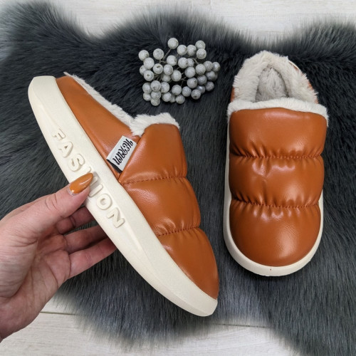 Тапочки чуни женские закрытые Fashion коричневые эко-кожа на меху 4200