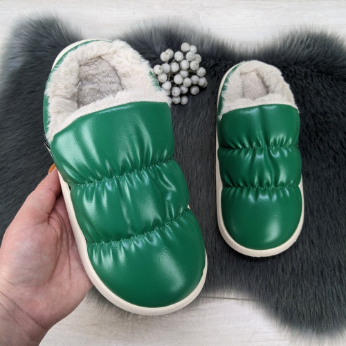 Тапочки чуні жіночі Fashion закриті зелені еко-шкіра на хутрі 4200