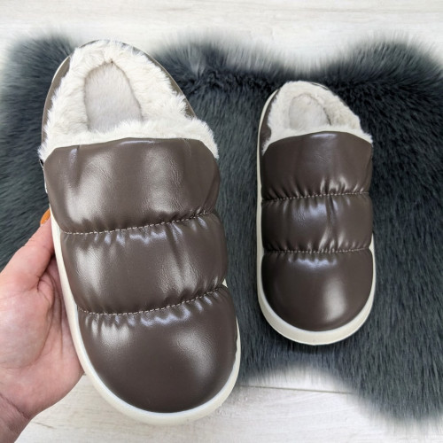 Тапочки чуни женские закрытые Fashion Коричневые эко-кожа на меху 4200