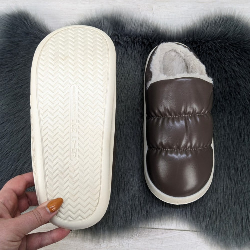 Тапочки чуни женские закрытые Fashion Коричневые эко-кожа на меху 4200