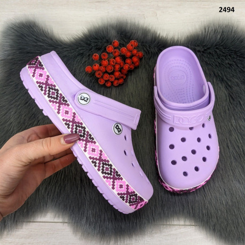 Сабо кроксы женские лавандовые с узором вышиванка Dago Style 2494
