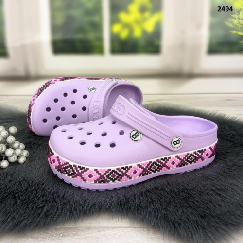 Сабо кроксы женские лавандовые с узором вышиванка Dago Style 2494