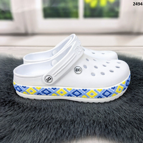 Сабо кроксы женские белые с узором вышиванка в национальных цветах Dago Style 2494