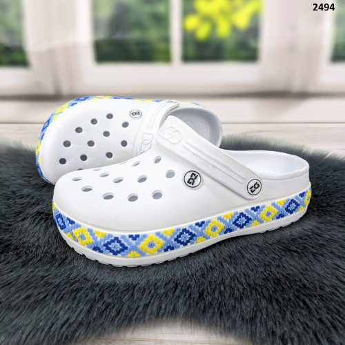 Сабо кроксы женские белые с узором вышиванка в национальных цветах Dago Style 2494
