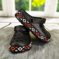 Сабо кроксы женские черные с узором вышиванка Dago Style 2494