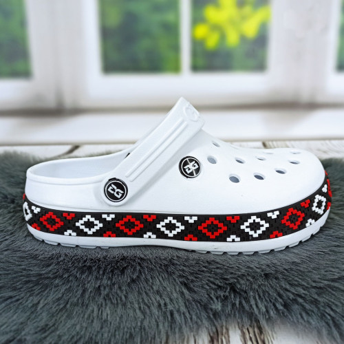 Сабо кроксы женские белые с черной вышиванкой Dago Style 2494