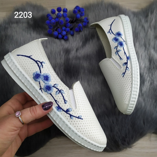 Мокасины слипоны женские белые с вышивкой SV голубая сакура 2203