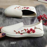 Мокасины женские белые с вышивкой красная сакура SV 2207
