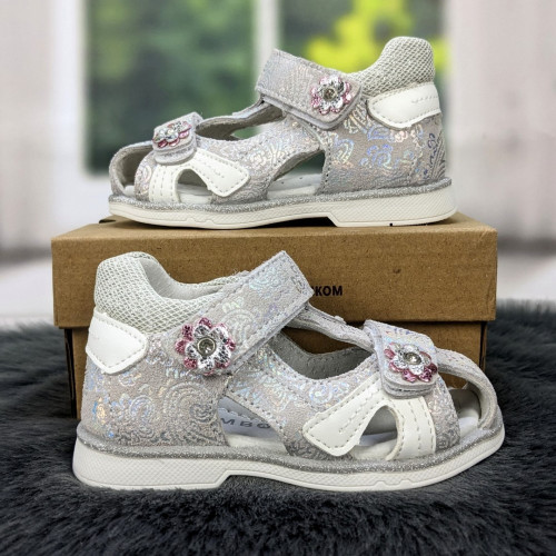 Босоніжки дитячі для дівчинки сріблясті закриті Kimboo 5354