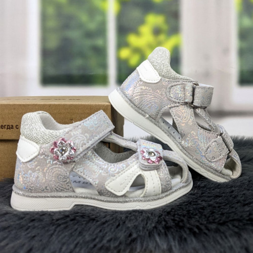 Босоніжки дитячі для дівчинки сріблясті закриті Kimboo 5354