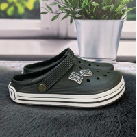 Сабо кроксы подростковые Dago Style  цвета хаки с джибитсами 4731