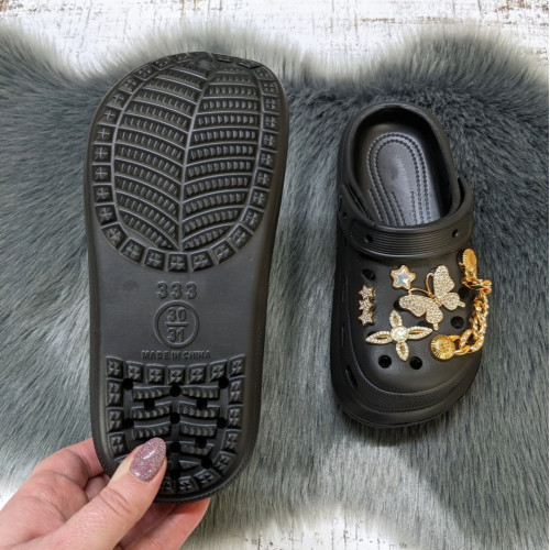Крокси дитячі для дівчинки Fashion чорні з джибітсами та ланцюжками 5653