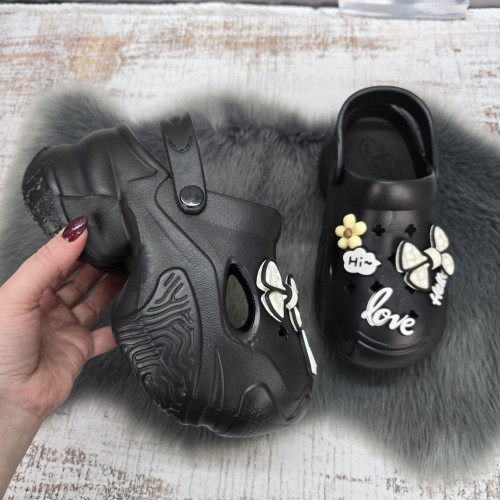 Кроксы женские Fashion черные с джибитсами на высокой платформе 4766