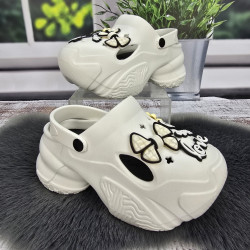 Кроксы женские Fashion белые с джибитсами на высокой платформе 4766