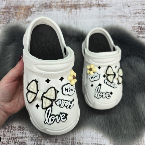 Кроксы женские Fashion белые с джибитсами на высокой платформе 4766
