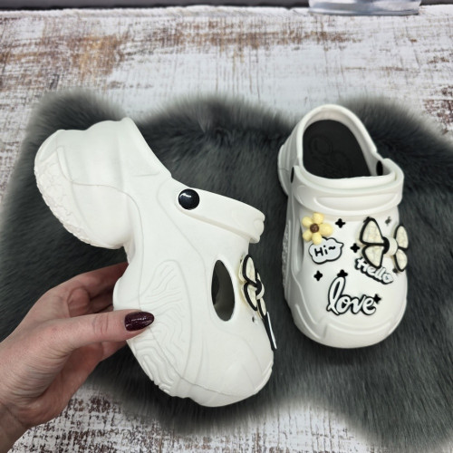 Кроксы женские Fashion белые с джибитсами на высокой платформе 4766