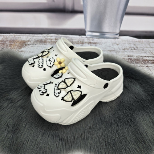 Кроксы женские Fashion белые с джибитсами на высокой платформе 4766