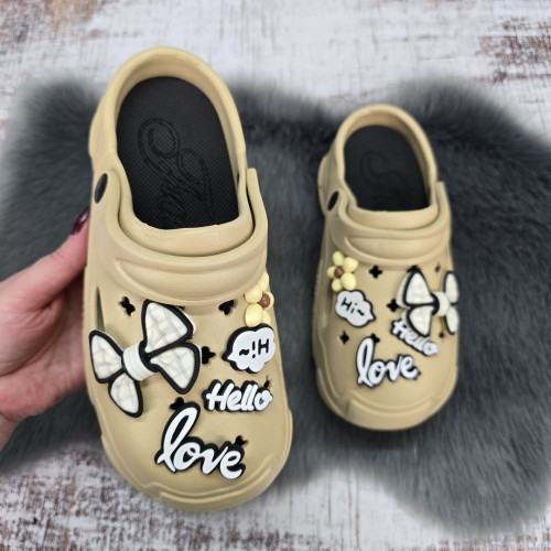 Кроксы женские Fashion бежевые с джибитсами на высокой платформе 4766