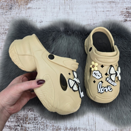 Кроксы женские Fashion бежевые с джибитсами на высокой платформе 4766