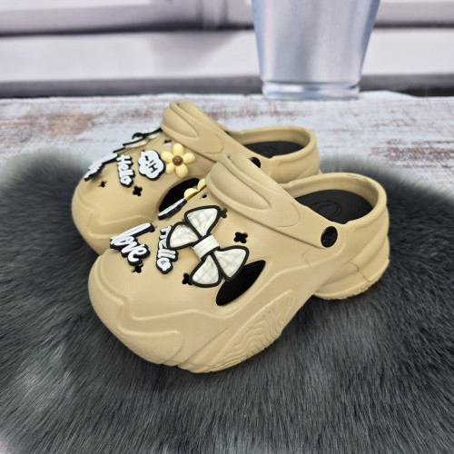 Кроксы женские Fashion бежевые с джибитсами на высокой платформе 4766