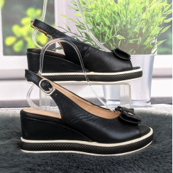 Босоножки женские Fashion черные на невысокой платформе 4812