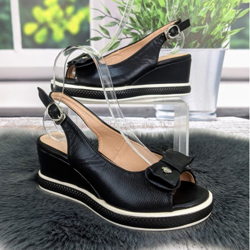 Босоножки женские Fashion черные на невысокой платформе 4812
