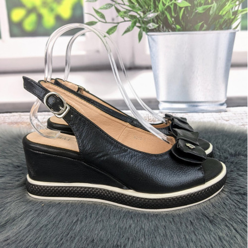 Босоножки женские Fashion черные на невысокой платформе 4812