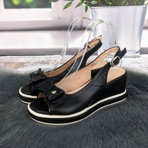 Босоножки женские Fashion черные на невысокой платформе 4812