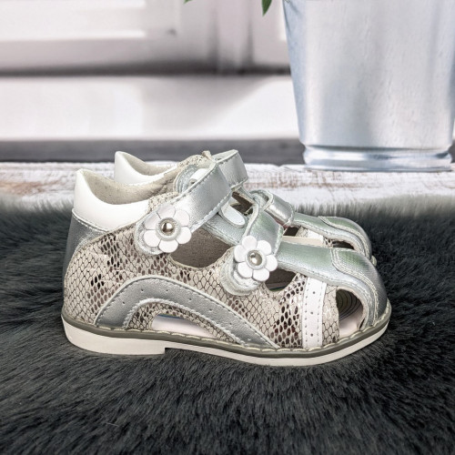 Босоніжки дитячі для дівчинки BI&KI сріблясті закриті 5769