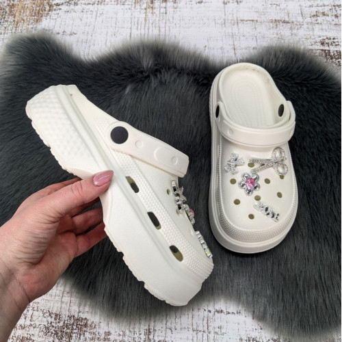 Кроксы женские Fashion белые с джибитсами на объемной подошве 4849