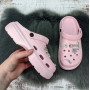 Кроксы женские Fashion розовые с джибитсами на объемной подошве 4849