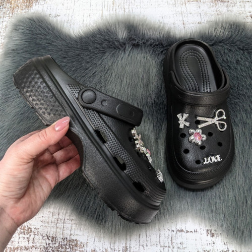 Кроксы женские Fashion черные с джибитсами на объемной подошве 4849
