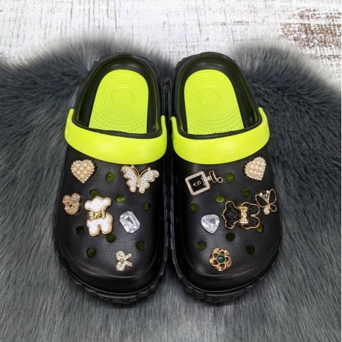 Кроксы женские Fashion черные с джибитсами на объемной подошве 4850