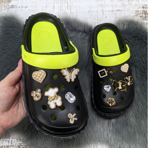 Кроксы женские Fashion черные с джибитсами на объемной подошве 4850
