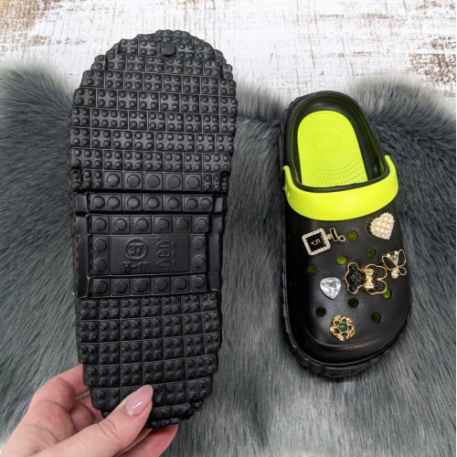 Кроксы женские Fashion черные с джибитсами на объемной подошве 4850