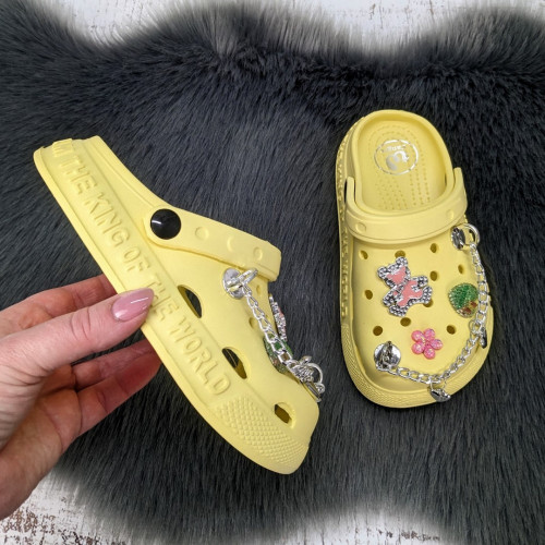 Крокси дитячі для дівчинки Fashion жовті з джибітсами та ланцюжками 5786