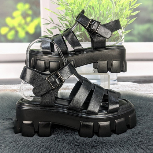 Босоножки женские Fashion черные на платформе 4880