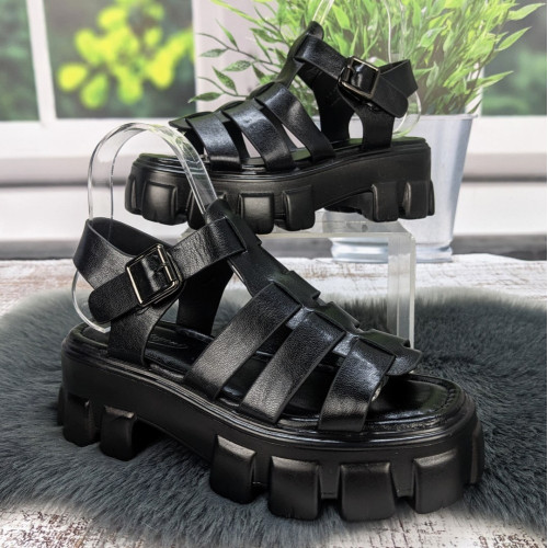 Босоножки женские Fashion черные на платформе 4880