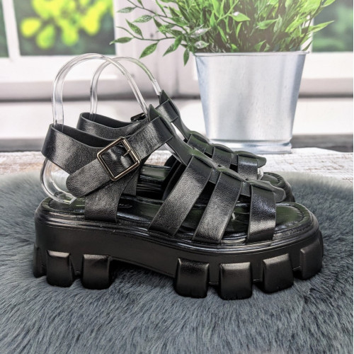 Босоножки женские Fashion черные на платформе 4880