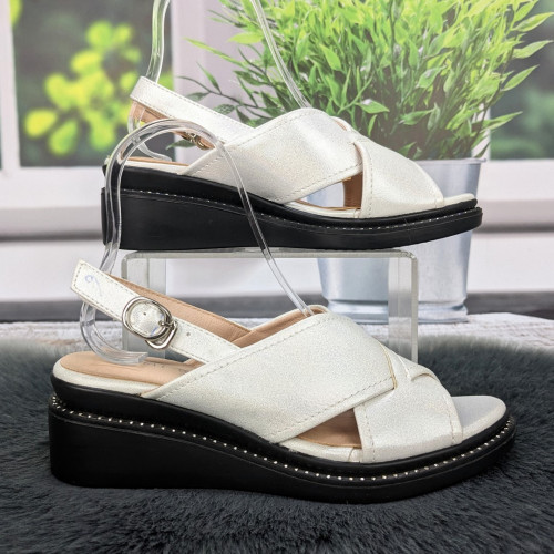 Босоножки женские Fashion белые на невысокой платформе 4469-2