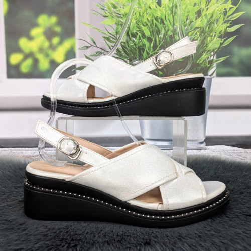 Босоножки женские Fashion белые на невысокой платформе 4469-2