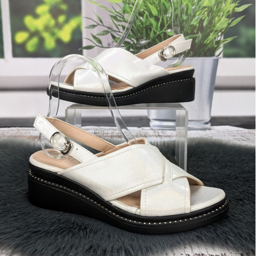 Босоножки женские Fashion белые на невысокой платформе 4469-2
