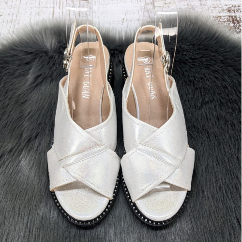 Босоножки женские Fashion белые на невысокой платформе 4469-2