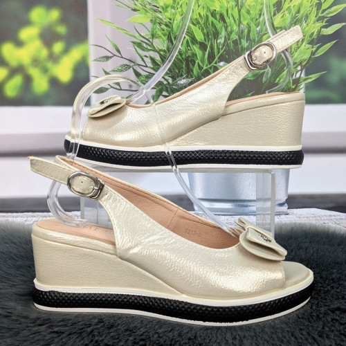 Босоножки женские Fashion бежевые на невысокой платформе 4812