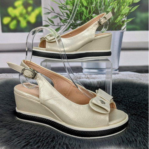 Босоножки женские Fashion бежевые на невысокой платформе 4812