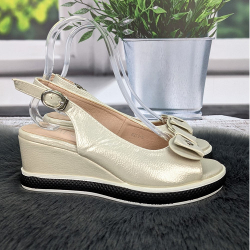 Босоножки женские Fashion бежевые на невысокой платформе 4812