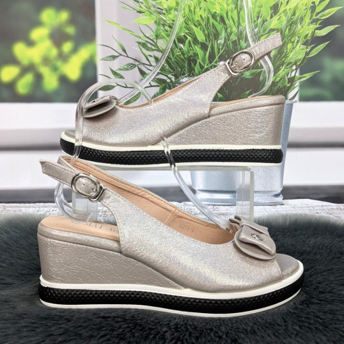 Босоножки женские Fashion серебристые на невысокой платформе 4812