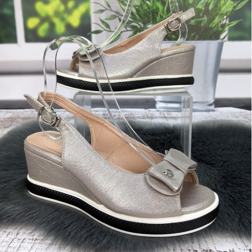 Босоножки женские Fashion серебристые на невысокой платформе 4812